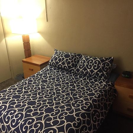 Kelowna International Hostel Екстер'єр фото